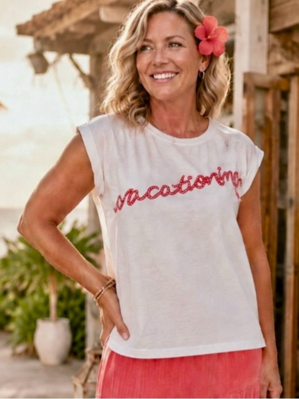 Crown & Ivy "Vacationing" White Sleeveless Knit Top Size Medium Coral Trim